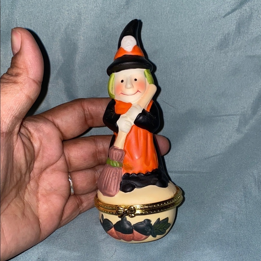 BX48 Witch Trinket Figurine with Broom and Hat - Picture 2 of 5